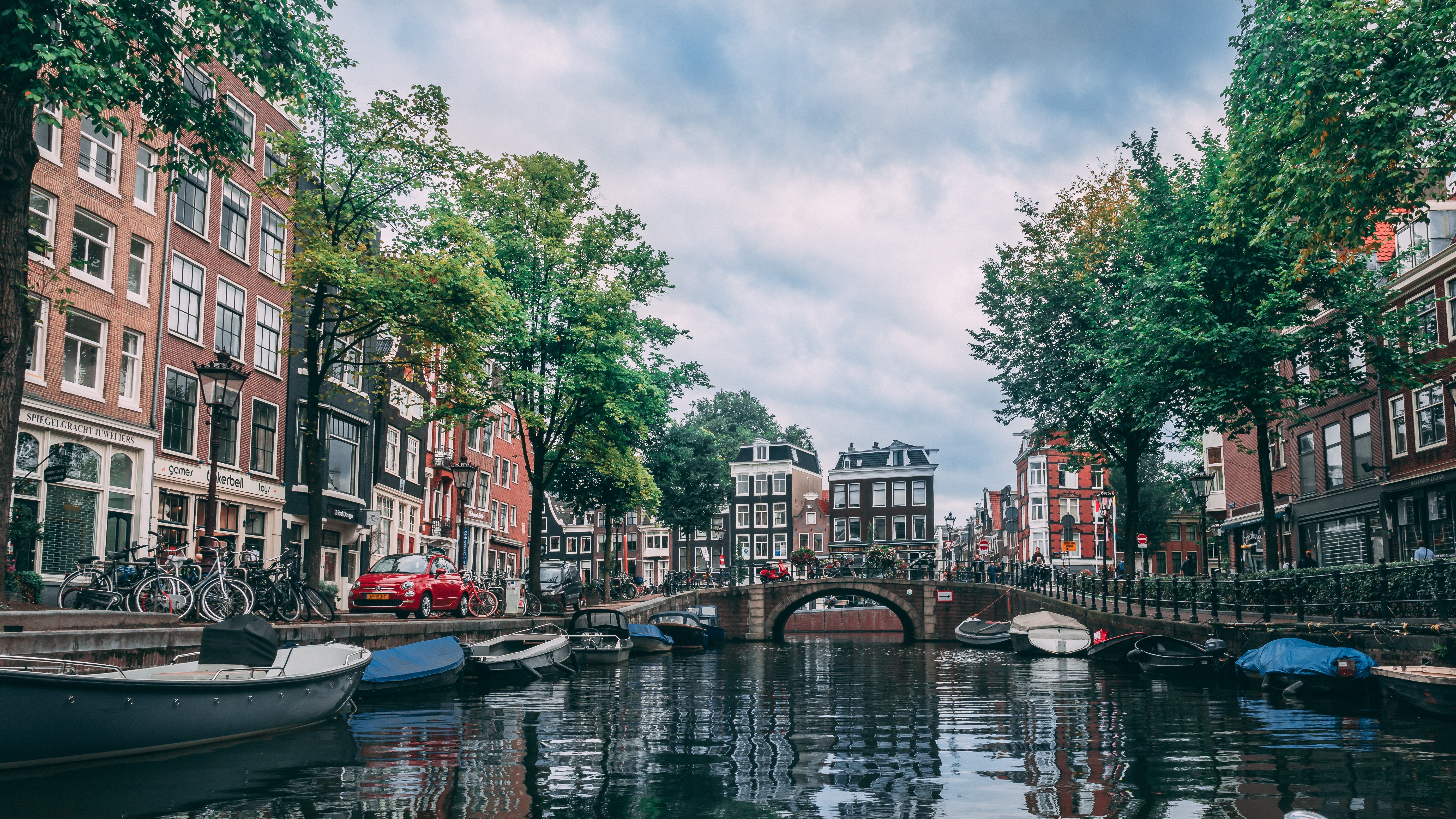 Woningen aan de gracht in Amsterdam als illustratie voor een verhuur hypotheek.