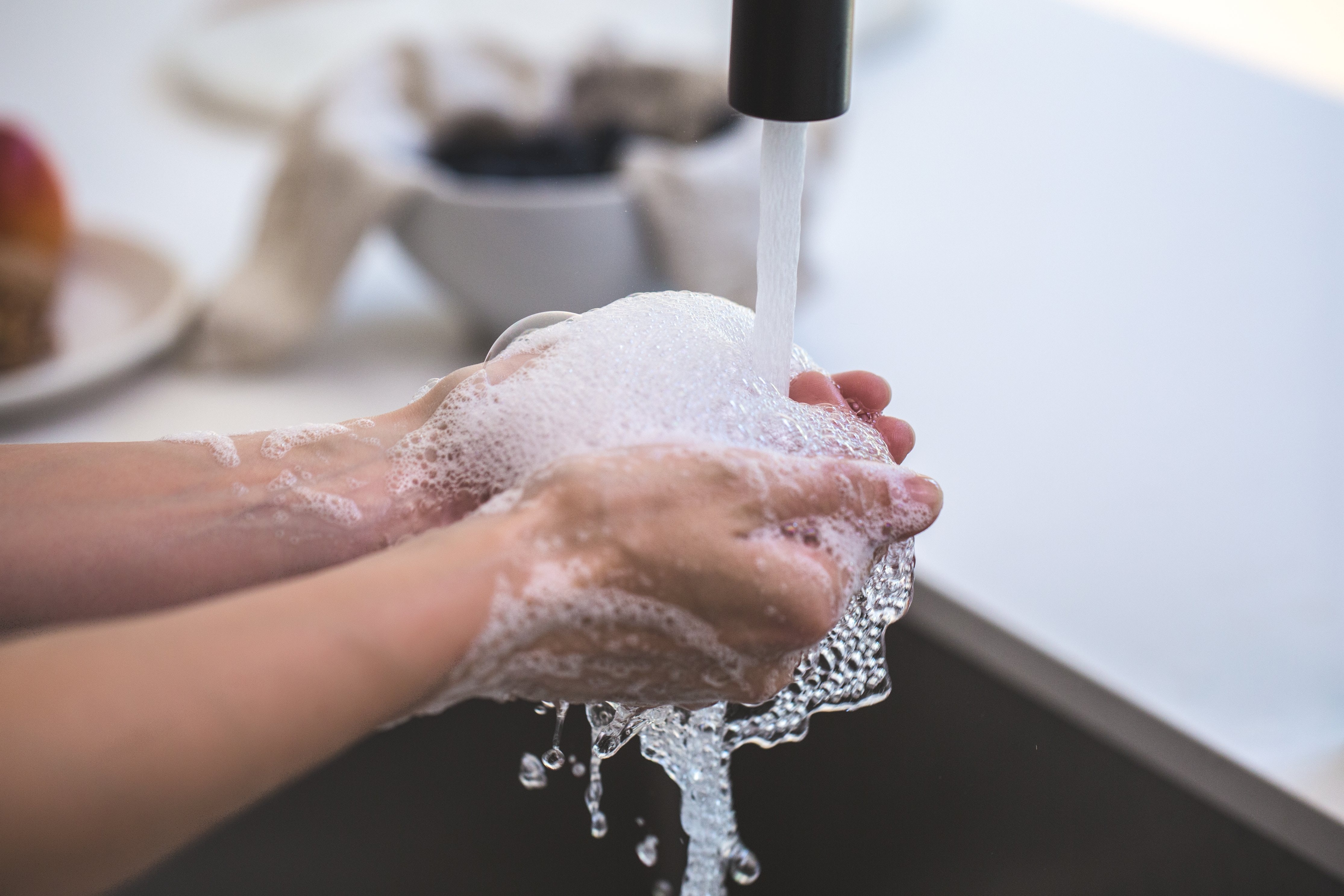 Maatregelen rondom het coronavirus - persoon wast zijn handen