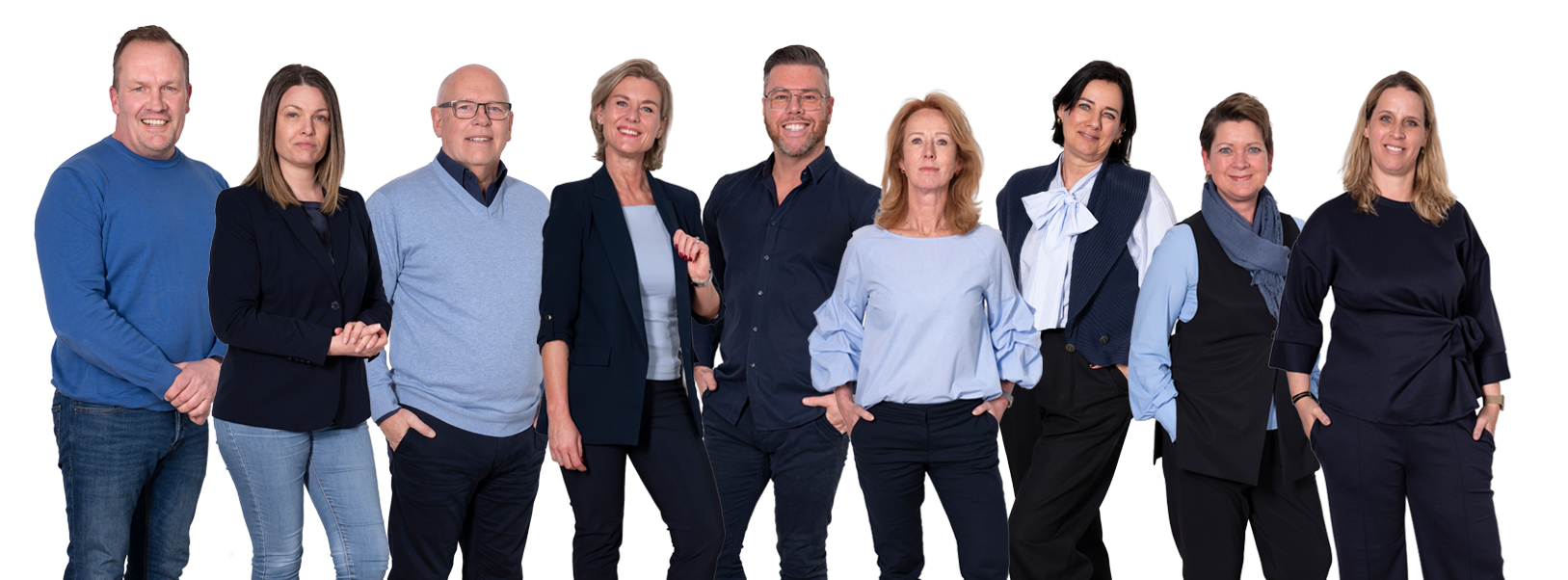 Alle medewerkers van hypotheek-aanvragen.nl naast elkaar voor een witte achtergrond in het zwart-wit.